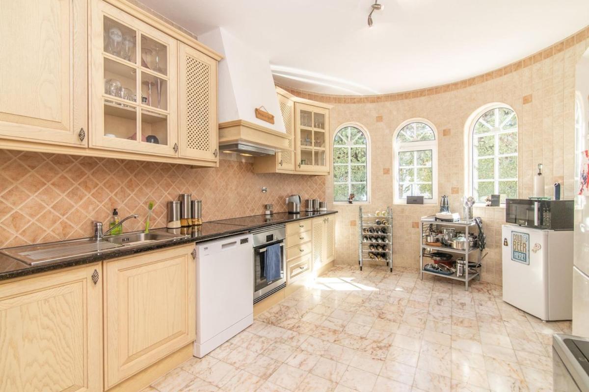 Mia - Peerless Bond Villa